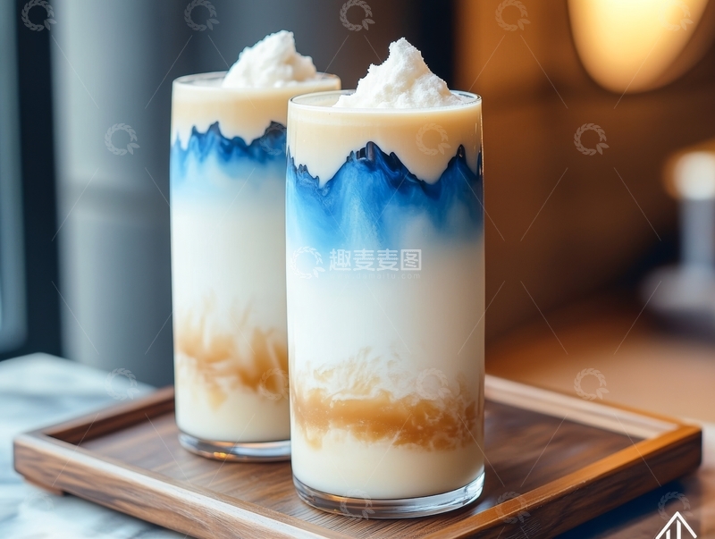 高清大图下载【趣麦麦图】蓝白渐变饮品，置于木质托盘