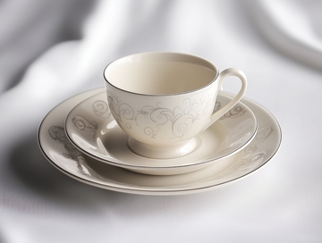 精致陶瓷茶杯与碟子的优雅组合