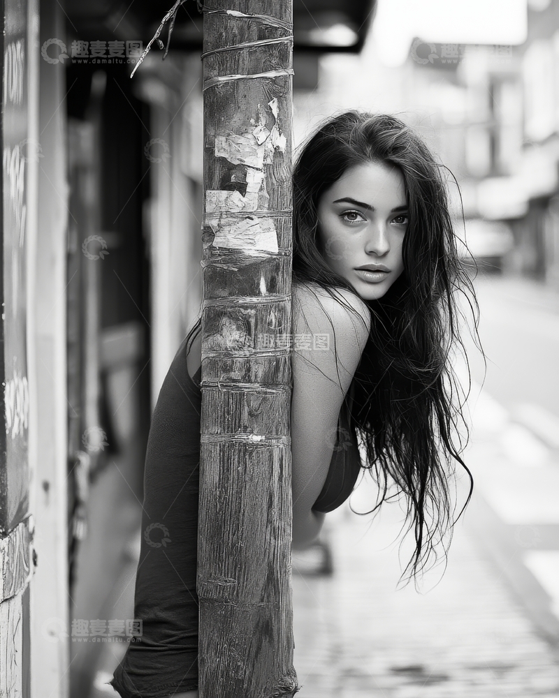 高清大图下载【趣麦麦图】黑白街头，女子倚墙凝视