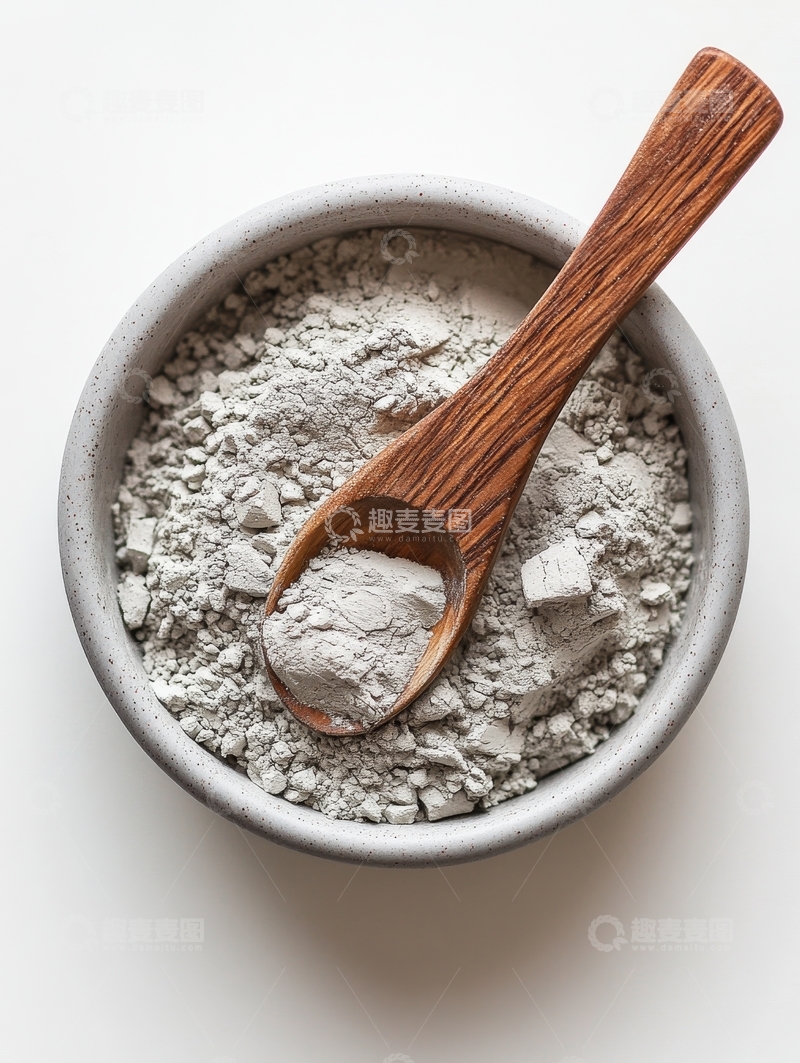 高清大图下载【趣麦麦图】灰色粉末与木质勺子置于陶瓷碗中