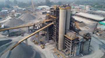 工业矿区的大型机械设备与输送带