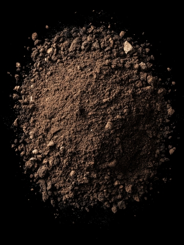 黑色背景上的土壤堆