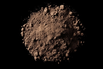 深色粉末堆在黑色背景上