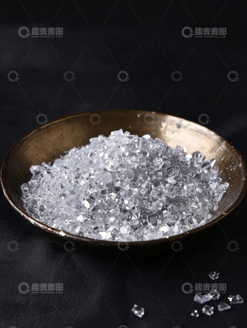 高清大图下载【趣麦麦图】透明晶体置于古铜盘中