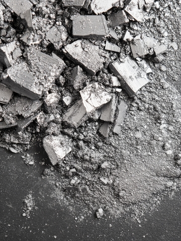 破碎石块与尘土的细节特写