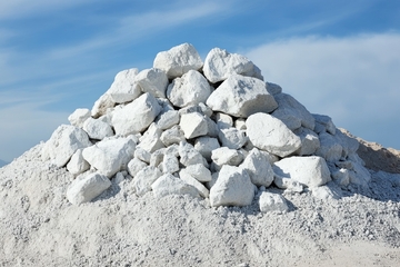 堆积的白色石块