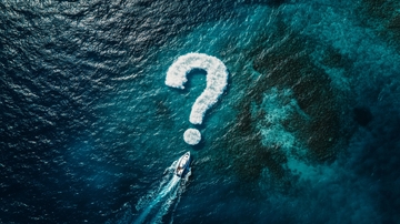 航船在海面留下问号轨迹