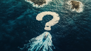 航拍快艇在海面划出问号轨迹