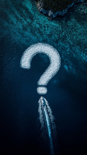 航拍视角下的问号形状尾迹