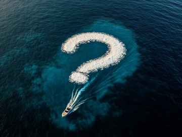 航迹绘成问号的海上快艇