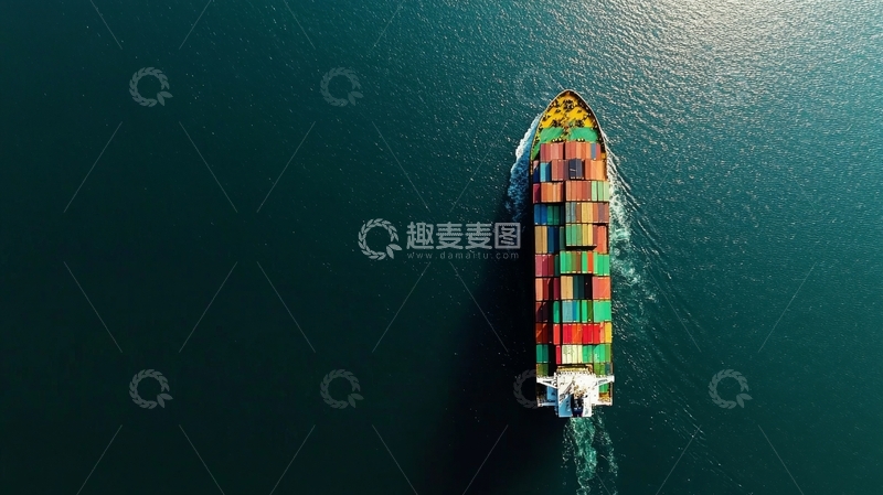 高清大图下载【趣麦麦图】海上航行的集装箱货轮