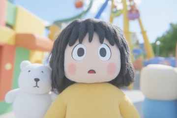 卡通人物在游乐园中手持玩偶