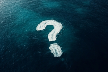 海洋中的问号形状冰山