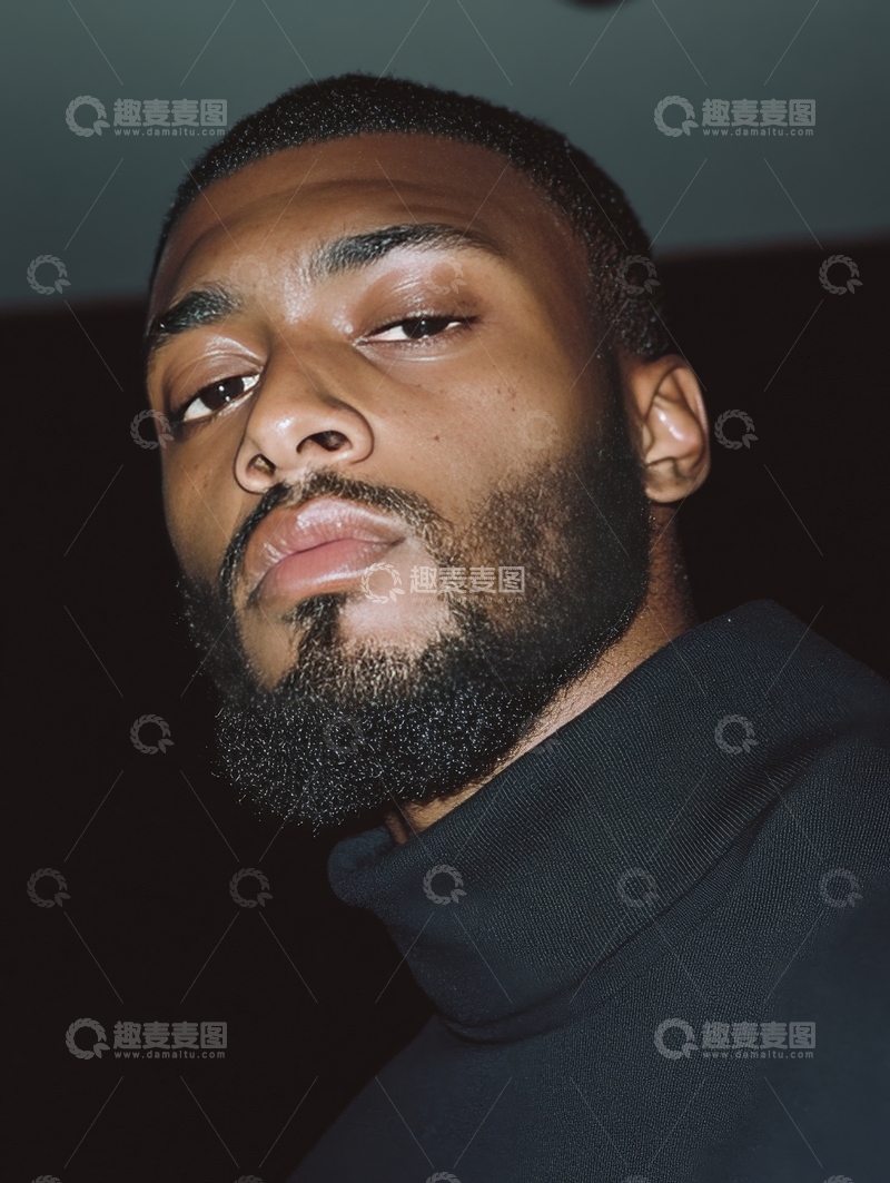 高清大图下载【趣麦麦图】深色背景下的男性肖像