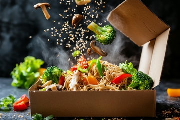 新鲜蔬菜与面条从外卖盒中跃出