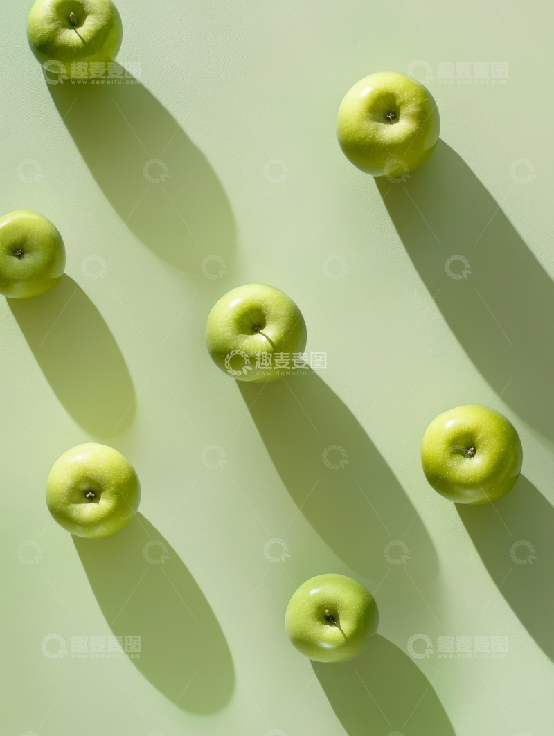 高清大图下载【趣麦麦图】绿色苹果排列在浅色背景上