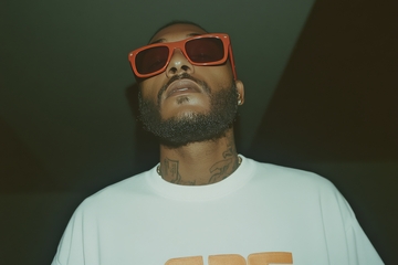 戴红色墨镜的男子