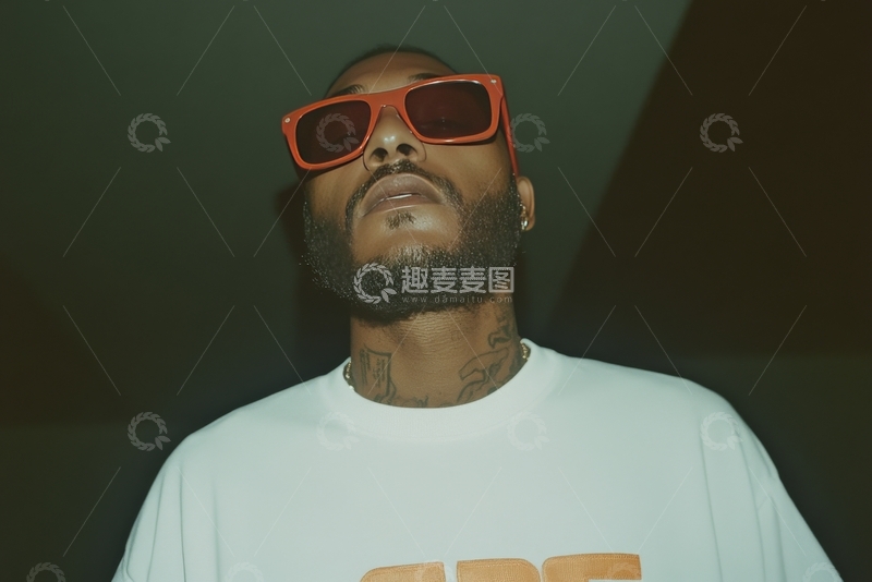 高清大图下载【趣麦麦图】戴红色墨镜的男子