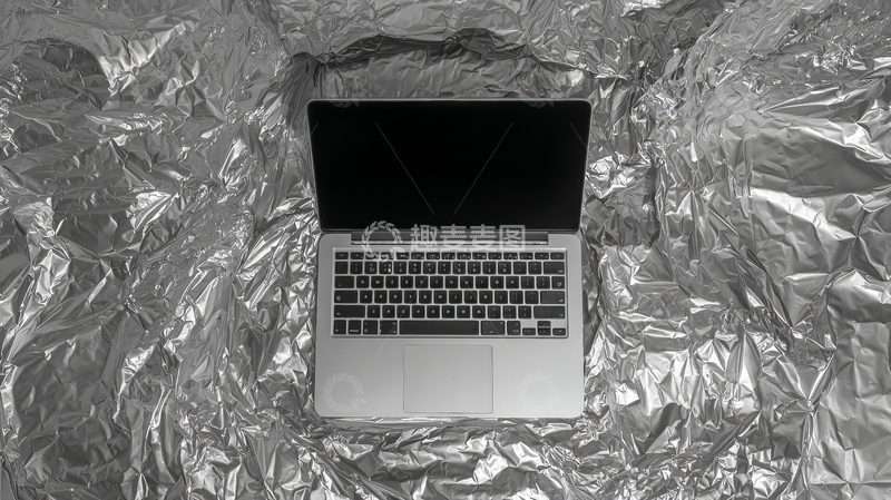 高清大图下载【趣麦麦图】笔记本电脑置于铝箔背景之上