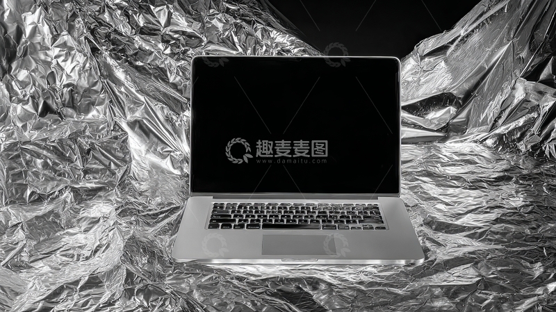 高清大图下载【趣麦麦图】笔记本电脑置于褶皱金属箔上