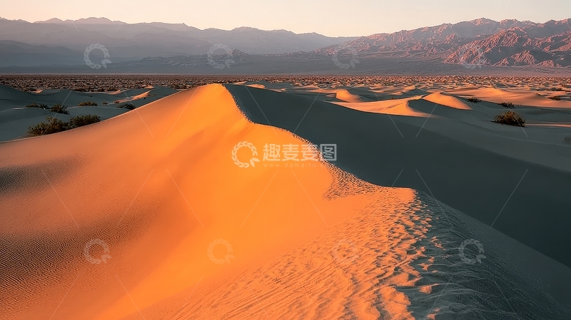 高清大图下载【趣麦麦图】金色沙漠沙丘与远山的壮丽景色