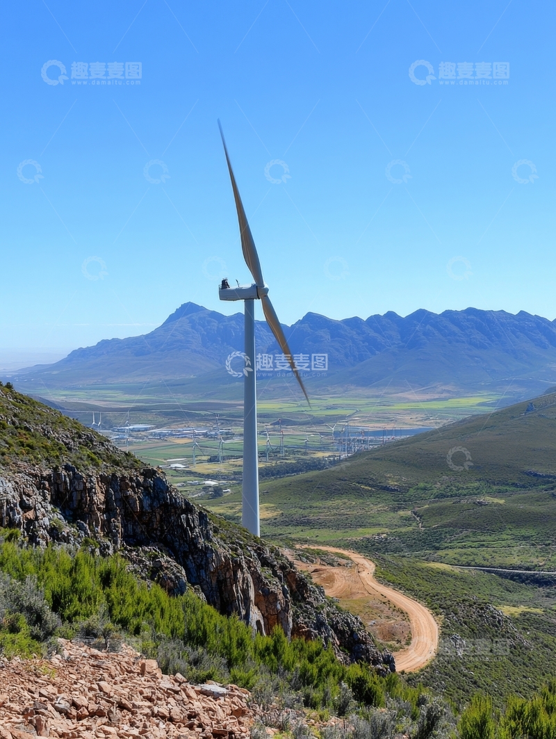 高清大图下载【趣麦麦图】山间风力发电机与蜿蜒道路
