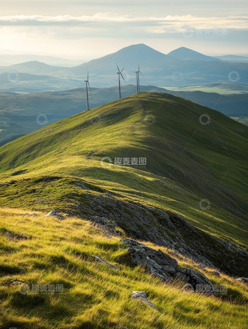 高清大图下载【趣麦麦图】风力发电机点缀的山丘