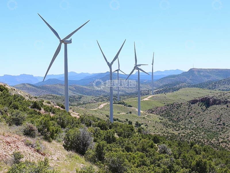 高清大图下载【趣麦麦图】风力发电机群在山地景观中