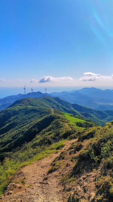 山脊小径与远处风力发电机