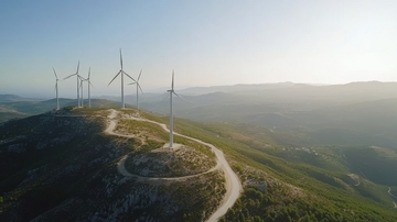 山脊上的风力发电机