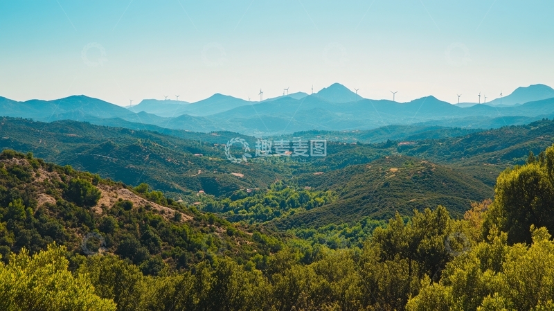 高清大图下载【趣麦麦图】山间绿谷与风力发电机