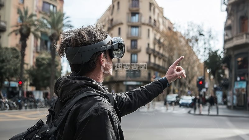 高清大图下载【趣麦麦图】男子佩戴虚拟现实头盔在城市街道上操作