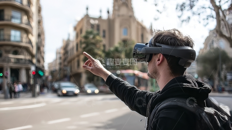 高清大图下载【趣麦麦图】男子佩戴虚拟现实设备在城市街道上操作