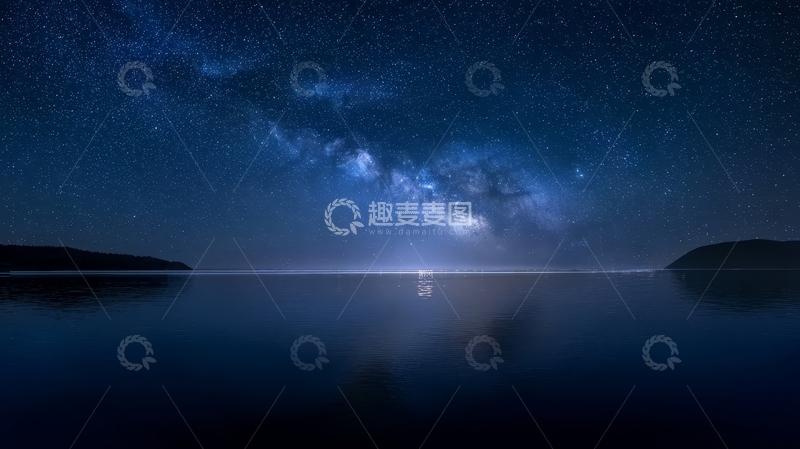 高清大图下载【趣麦麦图】银河横跨宁静海面的夜景