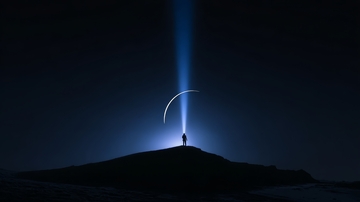 山顶之人仰望神秘光束