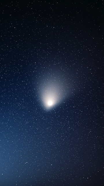 夜空中明亮的彗星