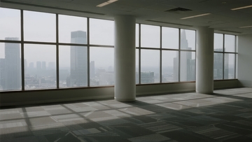 空旷办公室内景与城市远景