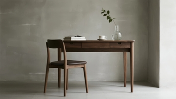 简约木质书桌与椅子搭配