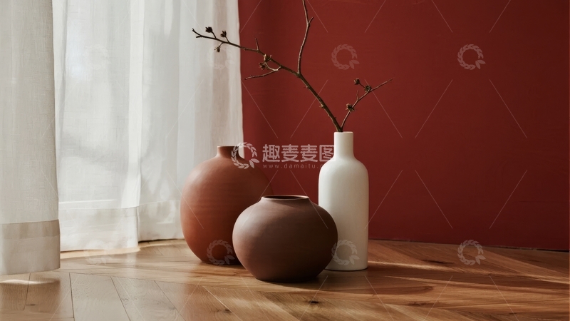 高清大图下载【趣麦麦图】室内木质地板上摆放着三个不同颜色的花瓶