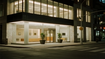 夜晚城市街角现代建筑外观