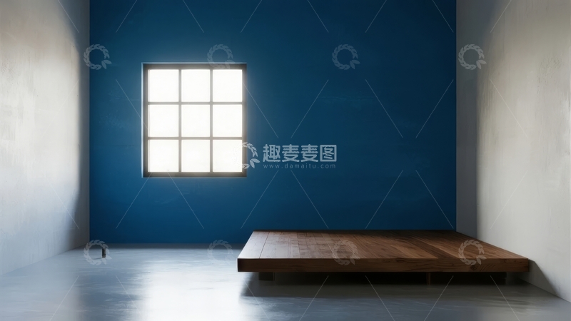高清大图下载【趣麦麦图】蓝色墙壁房间内有木质平台和窗户
