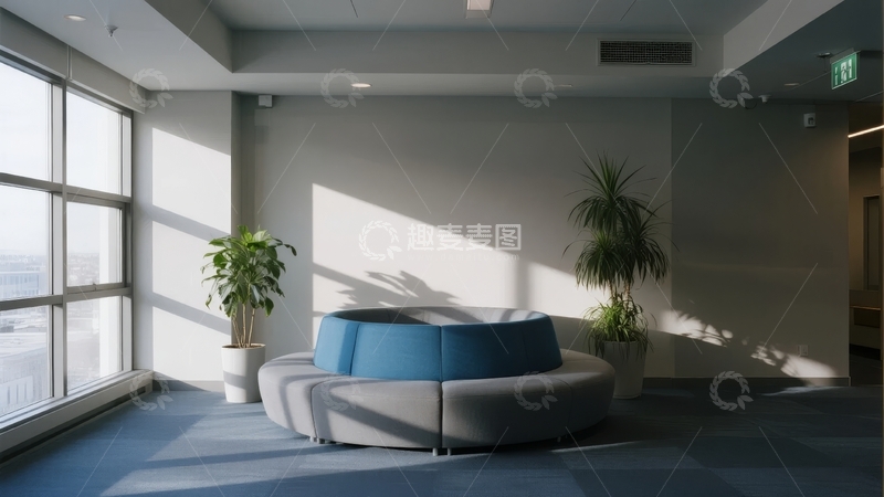 高清大图下载【趣麦麦图】现代办公室休息区阳光照射下的舒适沙发