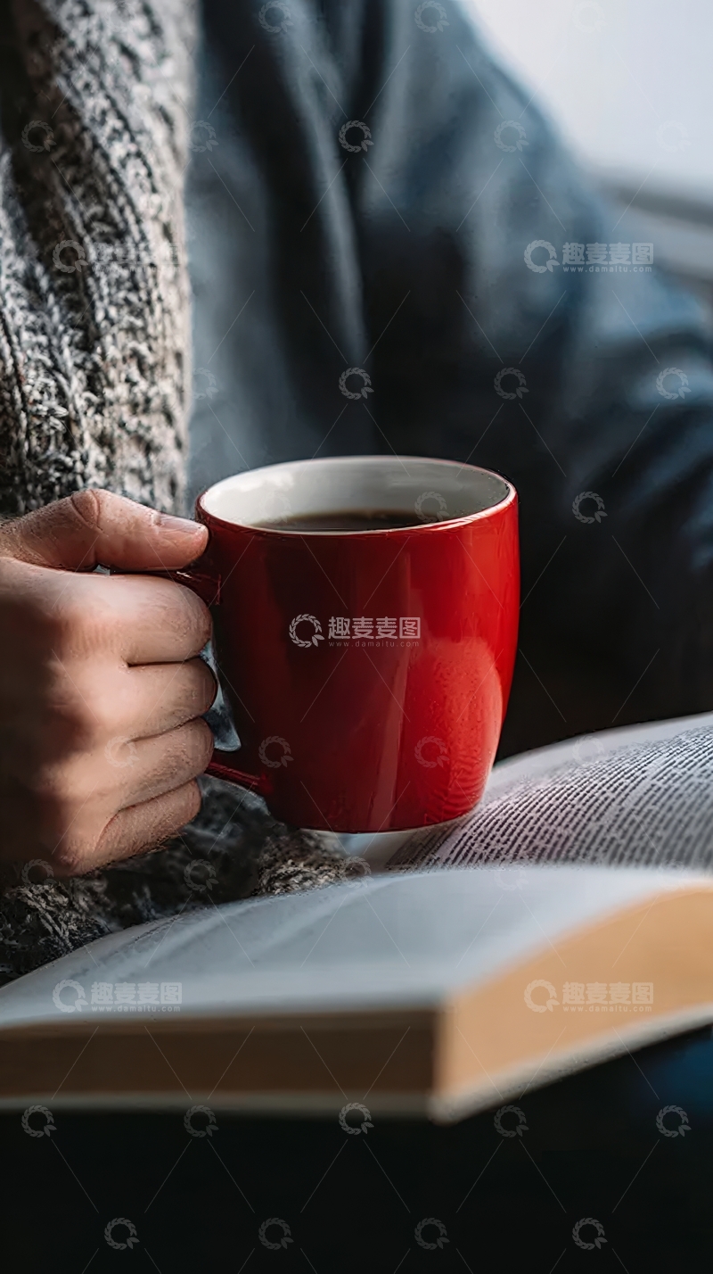 高清大图下载【趣麦麦图】手握红色杯子阅读书籍