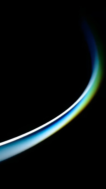 黑暗背景中的彩色弧形光带