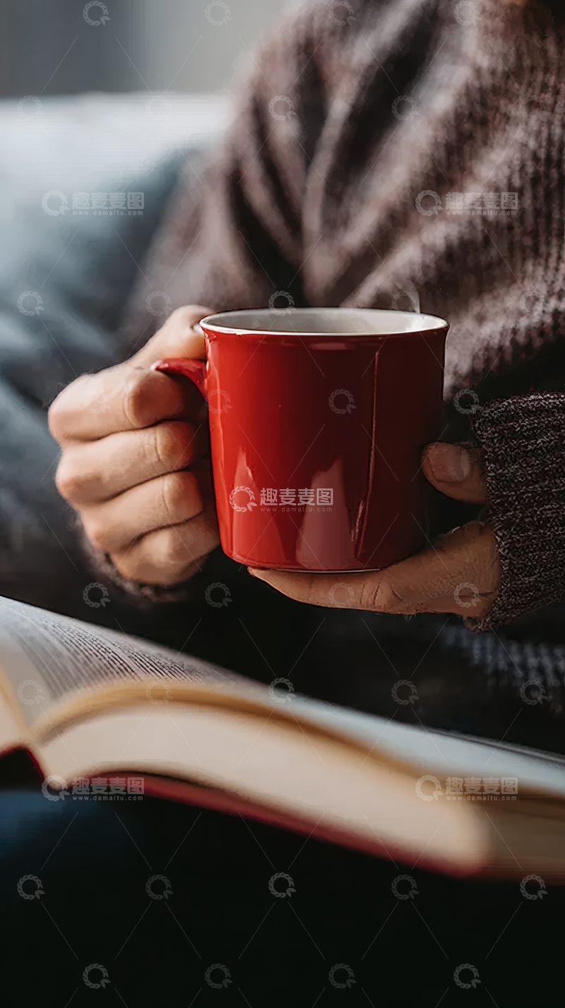 高清大图下载【趣麦麦图】手持红色杯子阅读书籍