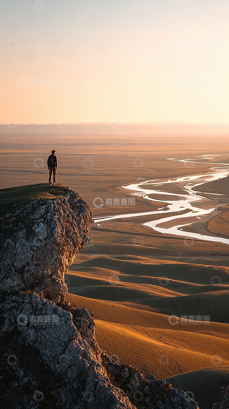 高清大图下载【趣麦麦图】一人站在悬崖上眺望沙漠河流