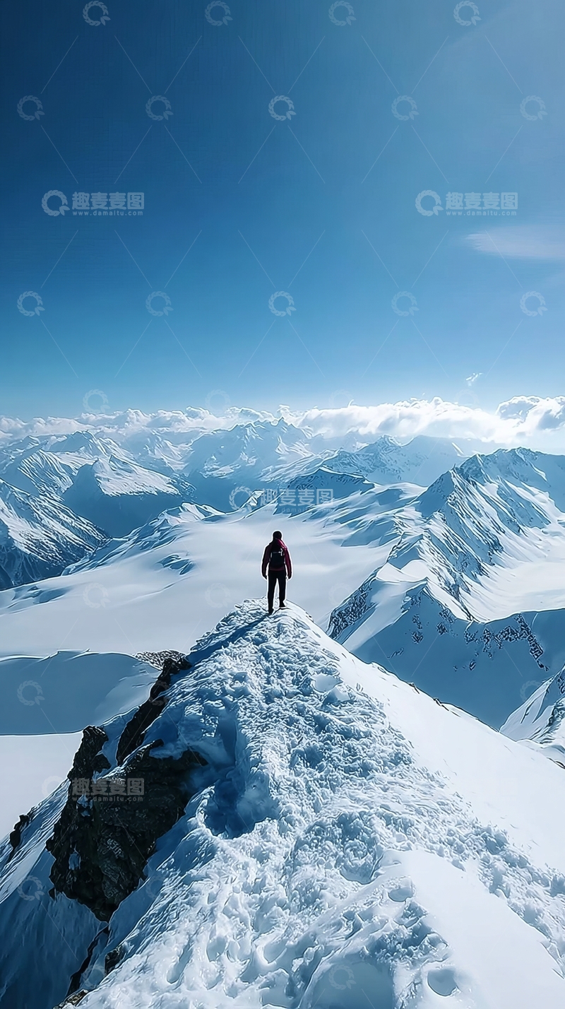 高清大图下载【趣麦麦图】一人站在雪山峰顶眺望远方