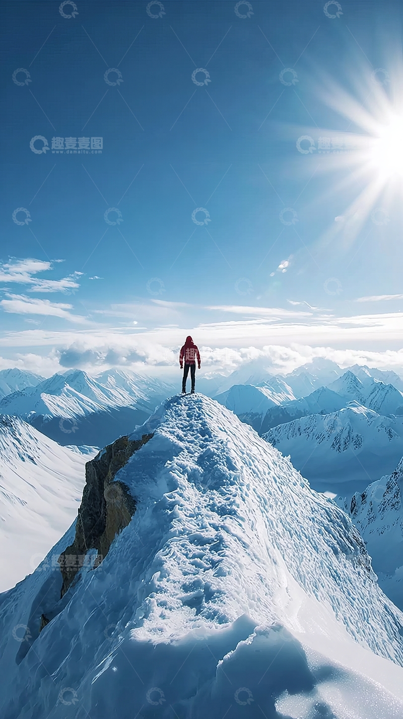 高清大图下载【趣麦麦图】登山者站在雪山之巅仰望阳光