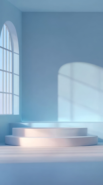 简约室内阶梯平台与拱窗光影