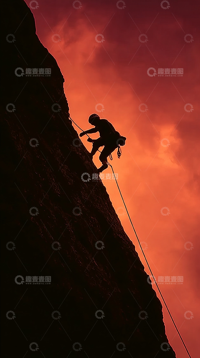 高清大图下载【趣麦麦图】攀岩者在夕阳下攀登峭壁